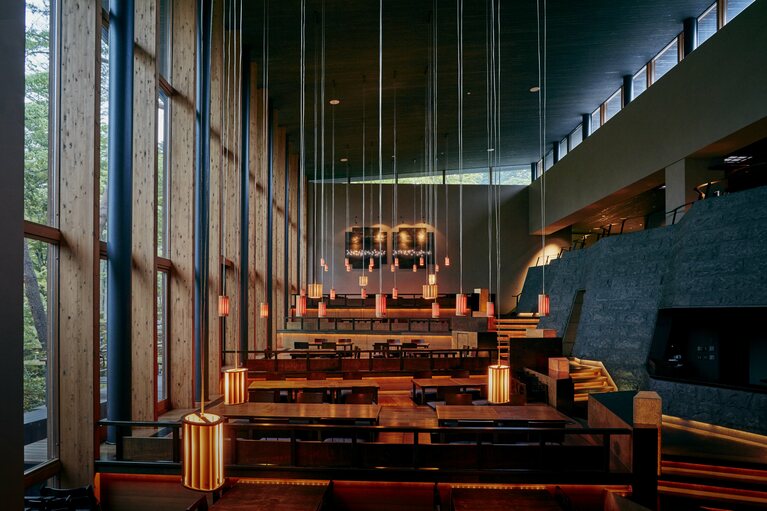 窓外の棚田と繋がるようにデザインされたダイニング。