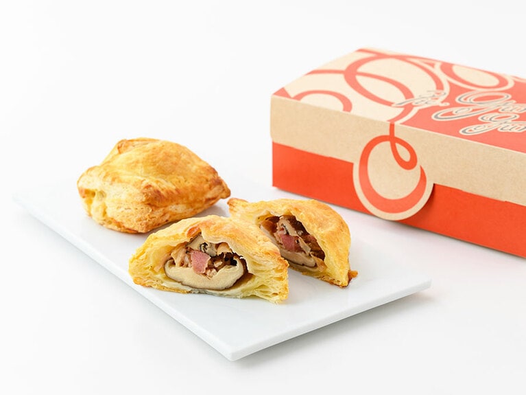 奈良吉野原木しいたけパイ（しめじベーコンチーズ入リ） 各580円／パイ専門店 Pie,guruguru