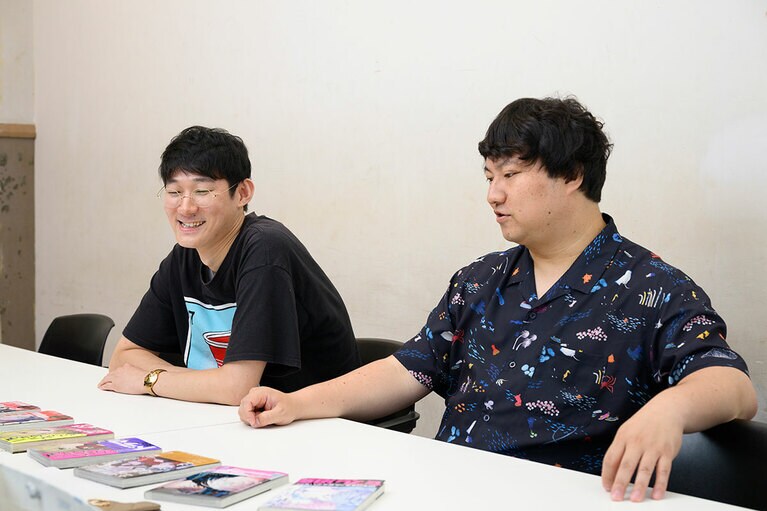 インタビューに答えてくれた、ロングコートダディのおふたり。