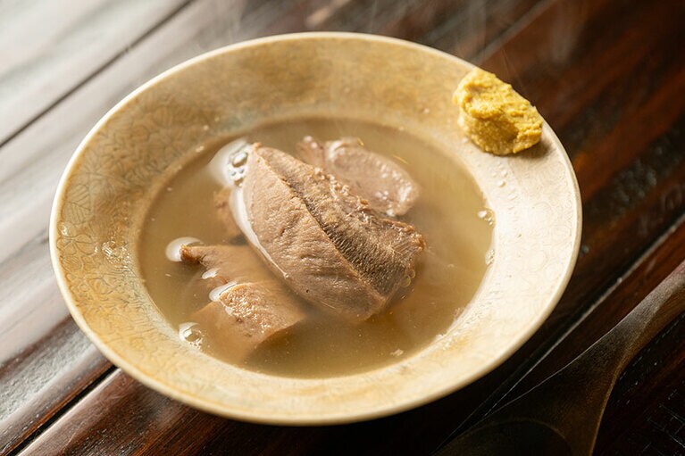 「豚タンの塩煮込み」630円。