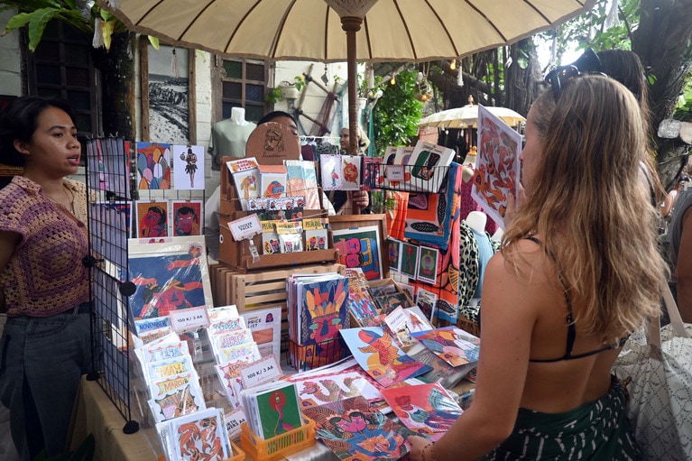 地元のアーティストの作品も並びます。