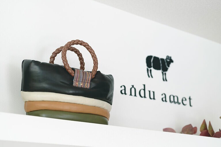 シグネチャーバッグの「HugHug」 76,000円。裏地やハンドル、ポケットにいたるまでエチオピアシープスキンを使用。高さ21×幅41×マチ15cmのデイリーに使えるサイズ感。