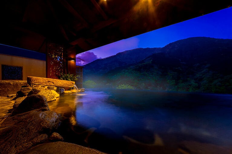 箱根吟遊［神奈川／箱根宮ノ下温泉］山のインフィニティ露天風呂 夜。