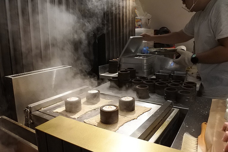 米粉菓子「鬆糕」の製造風景。ひとつひとつ手作りしている。