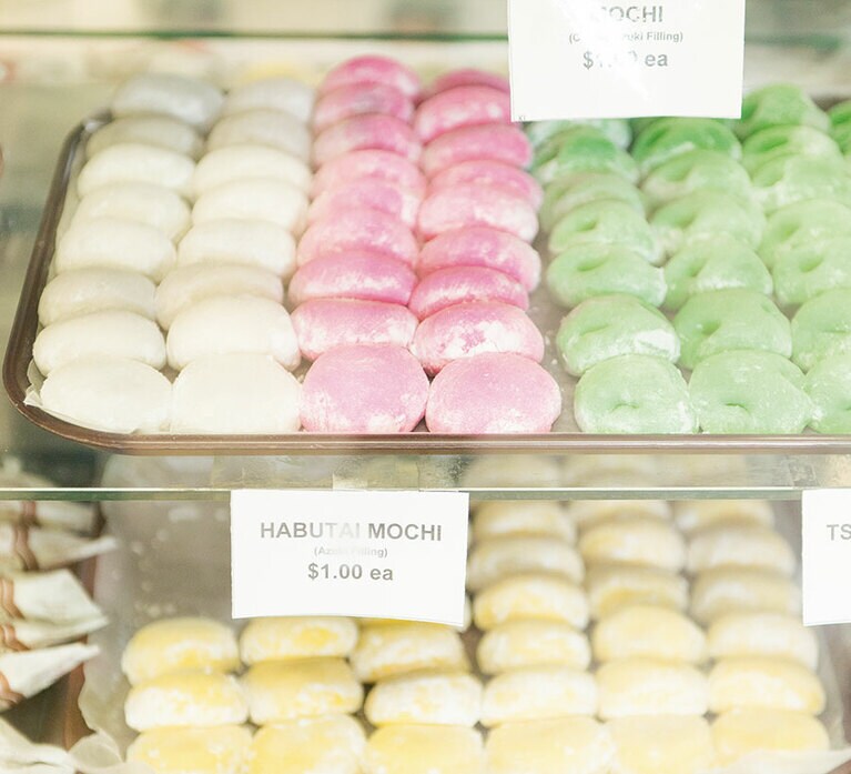 パステルカラーのモチ各1ドルなど懐かしい気持ちが呼び起こされる和菓子がずらり。