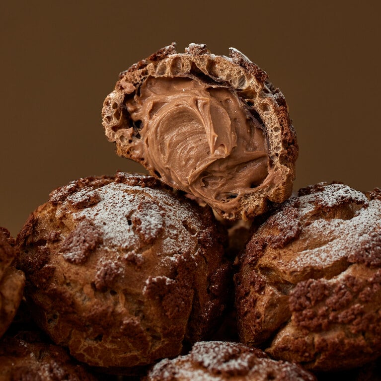 「ヨックモックの手作りクッキーシュー」シリーズで初登場のショコラフレーバー。