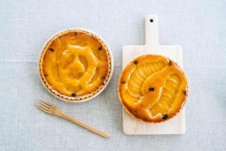 「ラ・マーレ・ド・チャヤ」の朝市タルト各1,000円。洋梨（右）とアップル（左）の2種類。