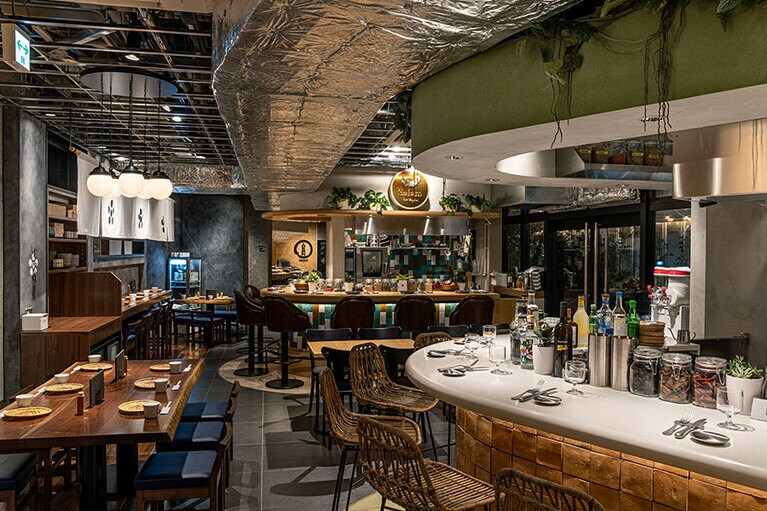 さまざまなジャンルやルーツの名店が同じ空間に集結！