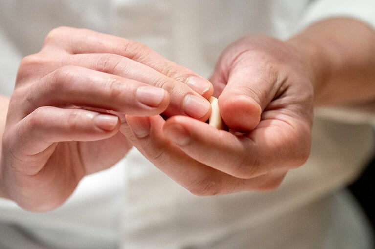 きんとん製「紅香織（こうこうおり）」。飲み物付き2,090円。5月中旬まで。