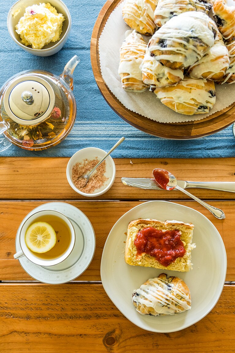 オープンエアで楽しむ気持ちのいい“カントリースタイルティータイム”。スコーンも、ホワイトブレッドも、ジャムも、すべてが上質な美味しさ。