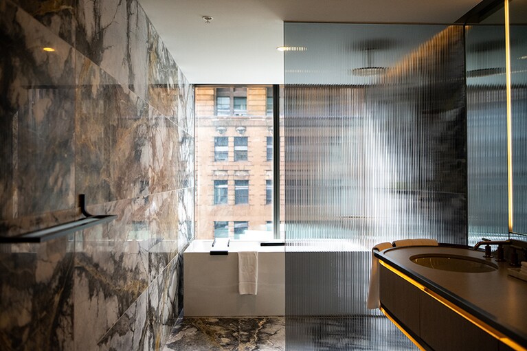 スイート〈WOW〉のバスルーム。1泊AUD1,700～。