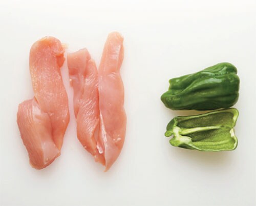 【切り方】・鶏肉：2cm角の棒状(縦長に2cm厚さのそぎ切りにし、縦に2cm幅に切る) ・ピーマン：縦半分