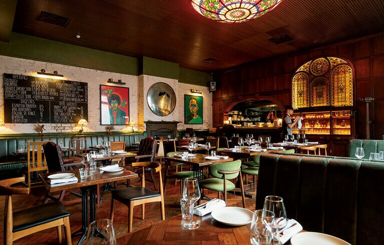 美しいダイニング・ルームの壁には黒人スターの肖像画が並び、独特のポップ感を漂わせる。