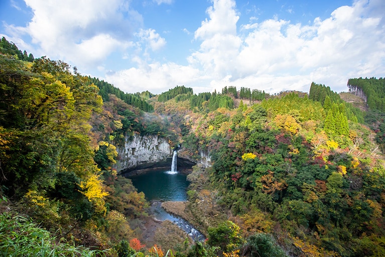 うのこの滝と紅葉。提供：宮崎県観光協会