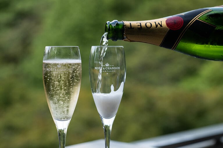 「モエ・エ・シャンドン」のシャンパンを含むフリーフロー。