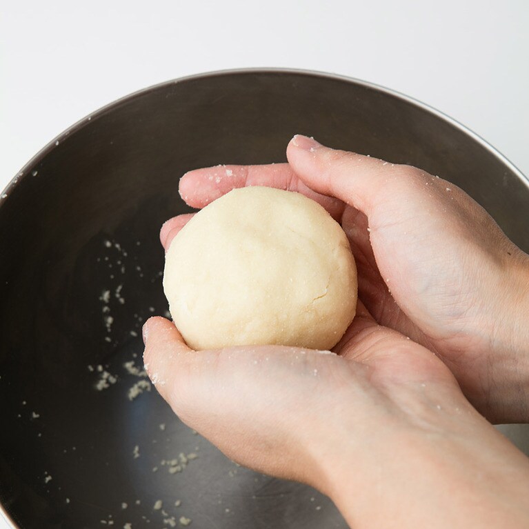 まとまりにくいときはほんの少し米油(分量外)を加えても。