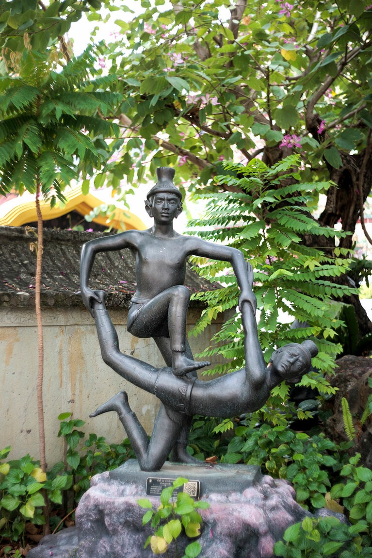 境内には様々なヨガのポーズをとる行者の石像が。