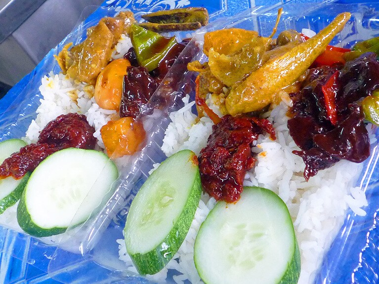 ベジタリアン向けのナシレマッ。野菜や大豆を辛みの効いたサンバルソースで味付けしたおかずは、まさにご飯のお供にぴったり！