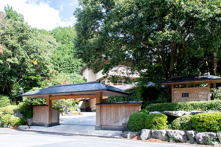 現代的ラグジュアリーを追求した「別邸音信」のエントランス。