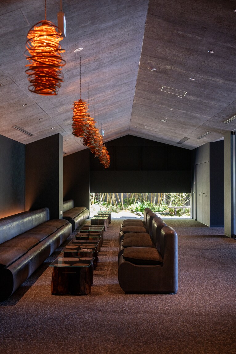 空間には里山文化をデザインに取り入れ、ロビーは農村の土間から着想を得ています。