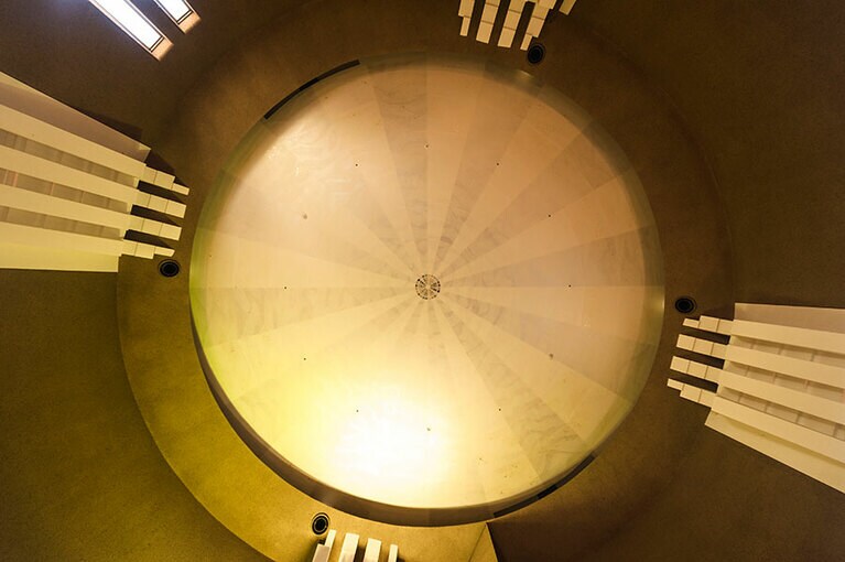 天井を飾る雲母刷り。モダンな空間に優しく柔らかな雰囲気を添えている。