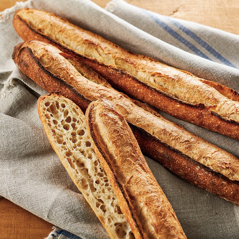 ＜レ・ジニシエ×Mei Narusawa＞バゲット・トラディション 351円(日本製／1個)。 水を含むすべての材料をフランス産にこだわり、会場で丁寧に粉から仕込んだバゲット。