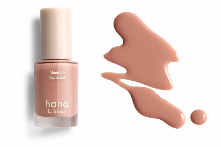 01モモ。どこにでも塗っていける、なじみカラーのベージュピンク。