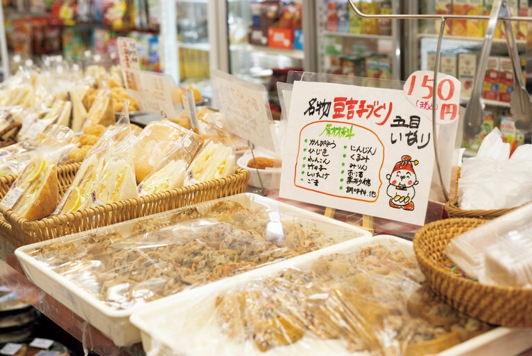 オリジナル商品のほか、地元のパン屋や弁当屋から仕入れた商品も陳列。
