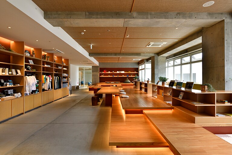 カフェ、ラウンジのほか、プール、ジム、愛犬同伴OKの客室など、ゲストの旅スタイルに合わせた滞在を楽しめます。