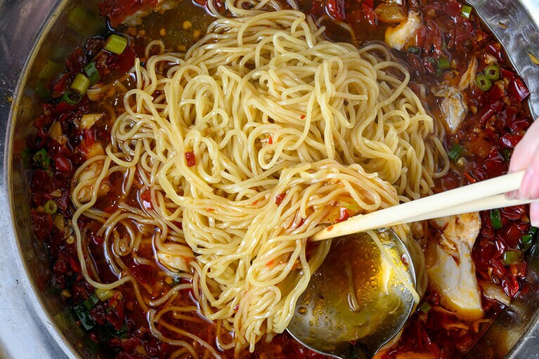 「魚の頭と漬け唐辛子の湖南風味蒸し」。締めは麺！