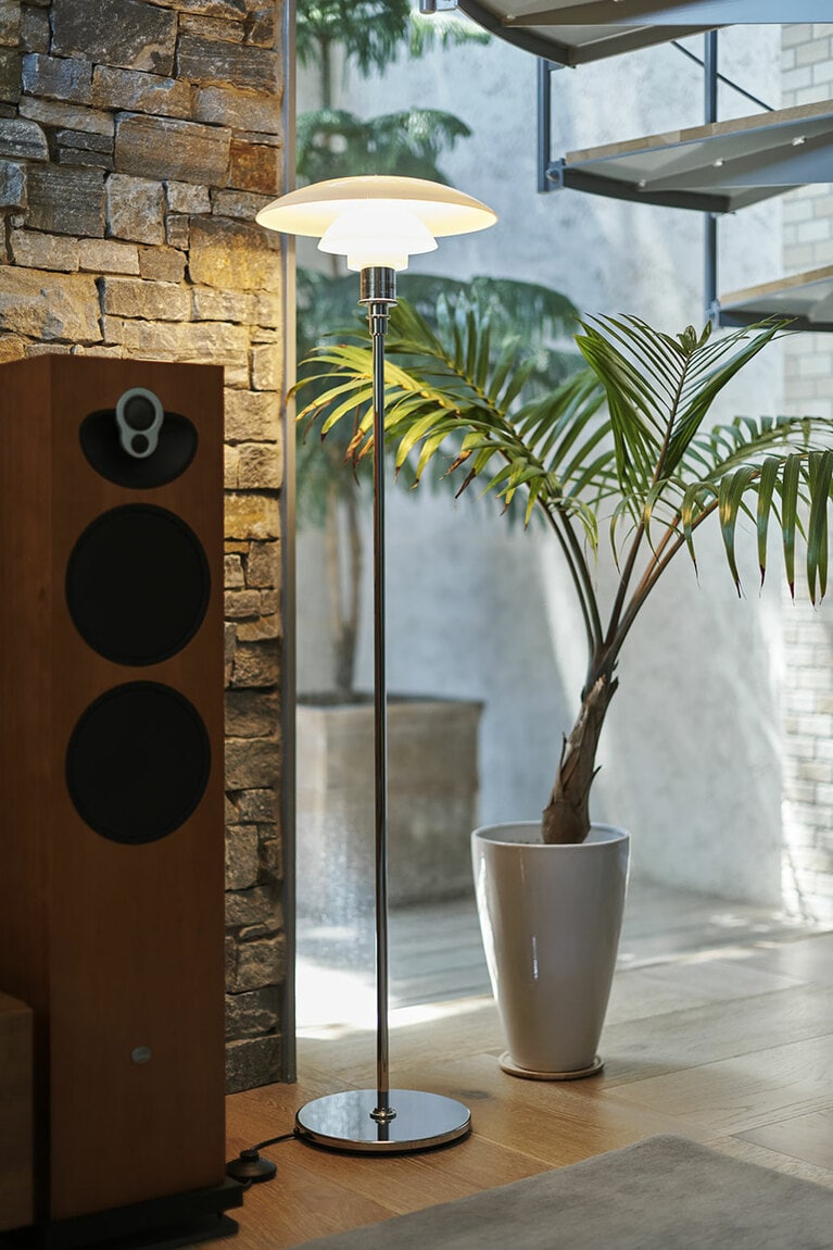 リビングのテレビ脇は「ルイスポールセン」PHシリーズのフロアライトで、やさしい灯りを楽しむ。