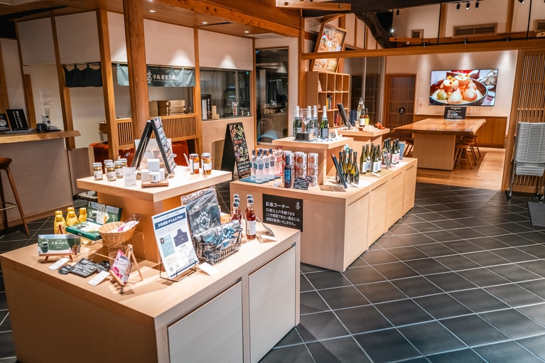 売店の様子。奥に清酒醸造場が。