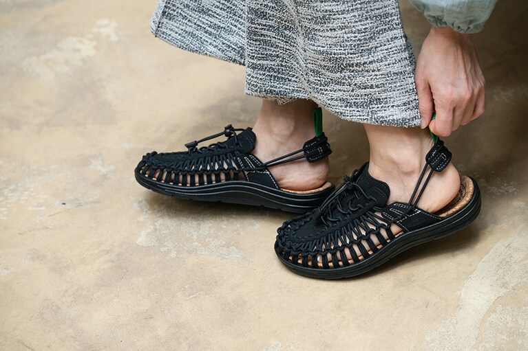 スライドスニーカーとしても履ける、「ユニーク」をミニマルにアップデートした 2WAYスニーカー。ユニーク ツー コンバーチブル 15,400円。