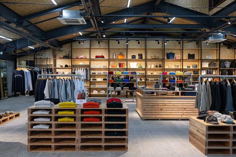 2階が「ビショップ 久美浜店」。