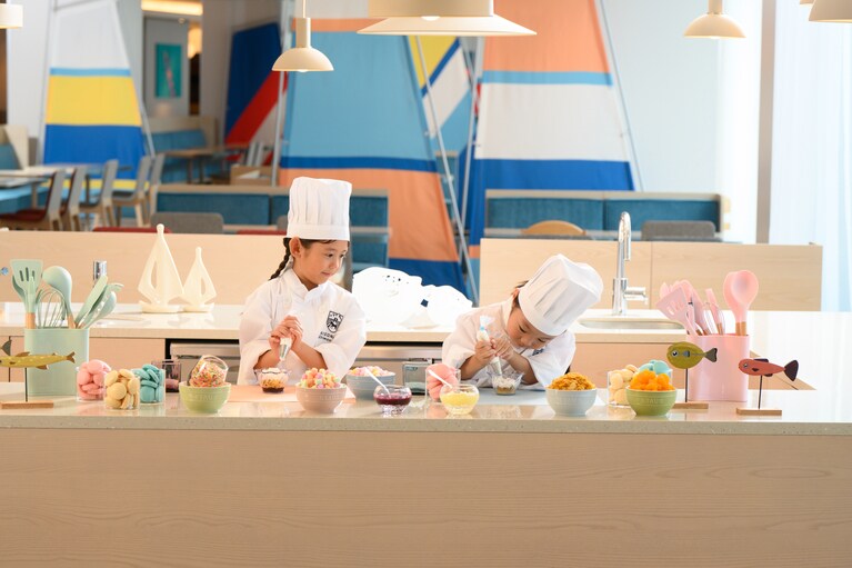 キッズ用のコスチュームも用意されたパティシエ体験ブース。大人も利用可能。