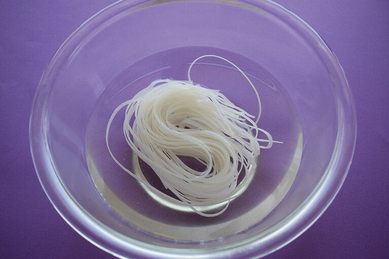 水でもどしておくと、別ゆでなしで使うことができる。