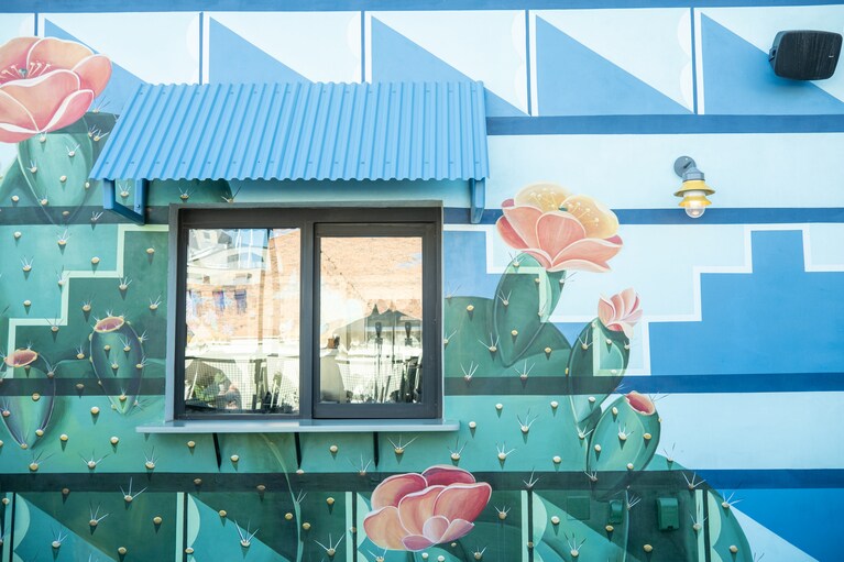 ホテルの壁を彩るのは、地元のアーティスト、ナニ・チャコンによる壁画。