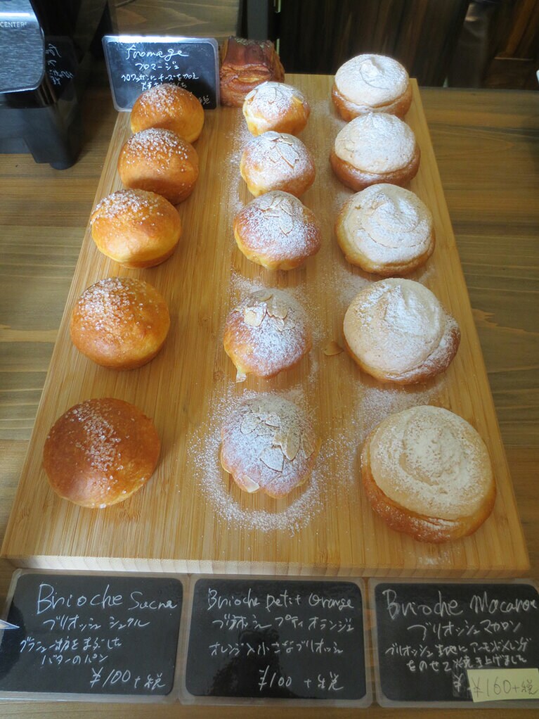 左から「ブリオッシュ シュクレ」100円、「ブリオッシュ プティ オレンジ」100円、「ブリオッシュ マカロン」160円。