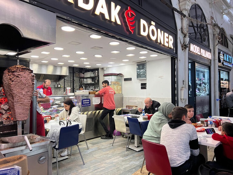 「グランド・バザール」内にはカフェ、レストラン、食堂もあってにぎわっている。