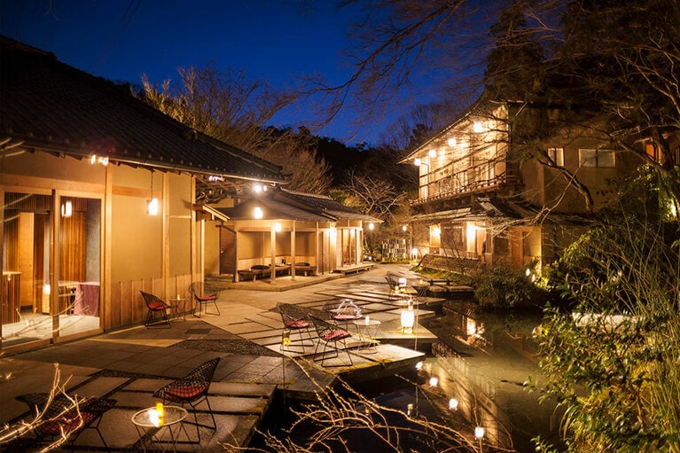 夜の「水の庭」や往時を偲ばせる建物も風情がある。