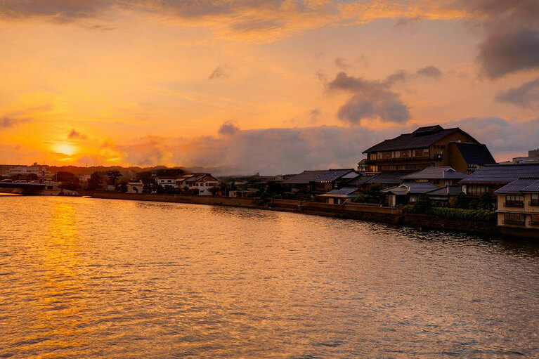 松江宍道湖畔 文人ゆかりの宿 皆美館［島根／松江しんじ湖温泉］宍道湖からの宿全景。