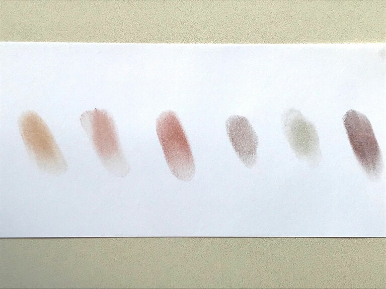 6色すべてが、やわらかく、でも深みもある発色。左から、M001 バター キューブ、M002 ロゼ キューブ、M003 ブリック キューブ、M004 モカ キューブ、M005 モスグリーン キューブ、M006 プラム キューブ。