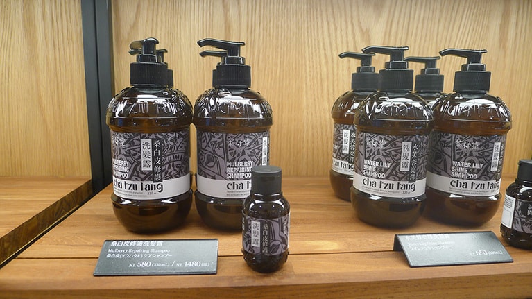 330mL入りのボトルのほかに、1リットル入りの詰め替え用も販売。