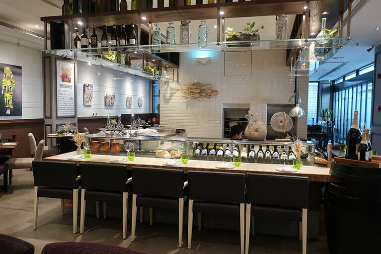 ミニマルでシック、モダンな店内。エネルギーはすべて再生可能エネルギーでまかなわれている。