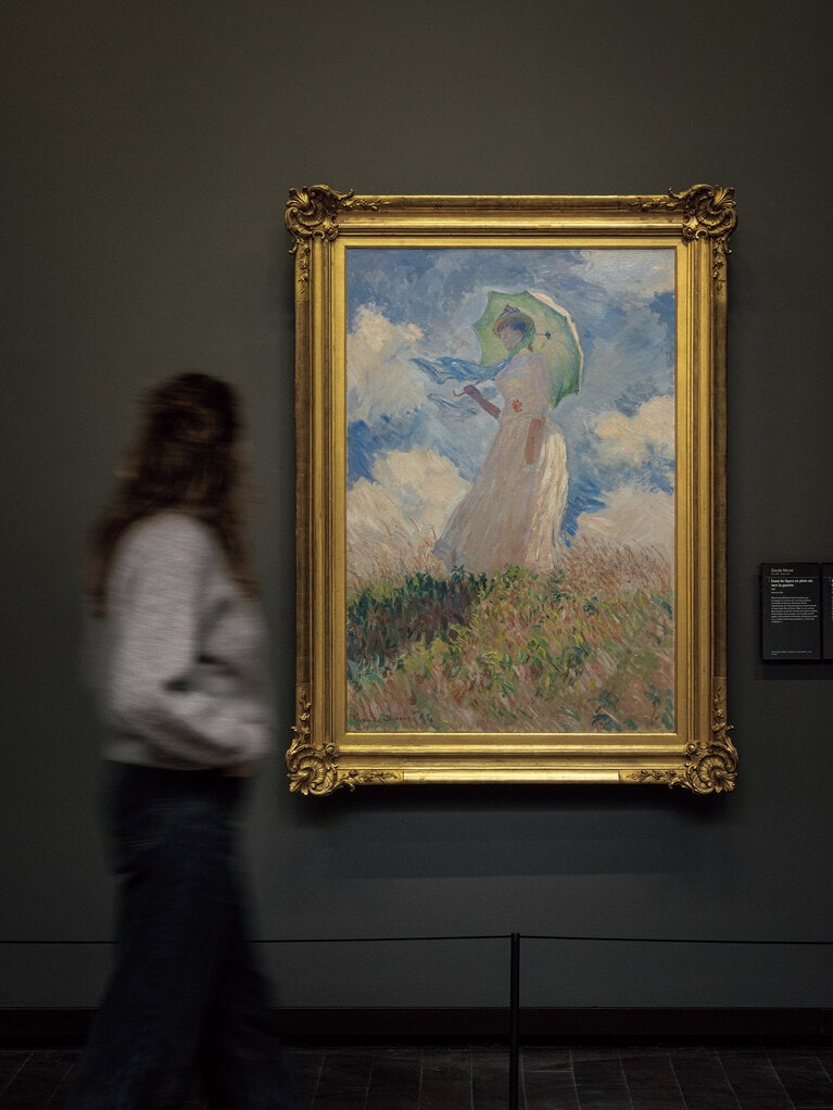 《戸外の人物習作：左を向いた日傘の女》（1886年）。モデルは再婚相手アリスの娘シュザンヌ。モネの死後、息子ミシェルが1927年にルーヴルへ寄贈、ジュ・ド・ポームを経てオルセーへ。