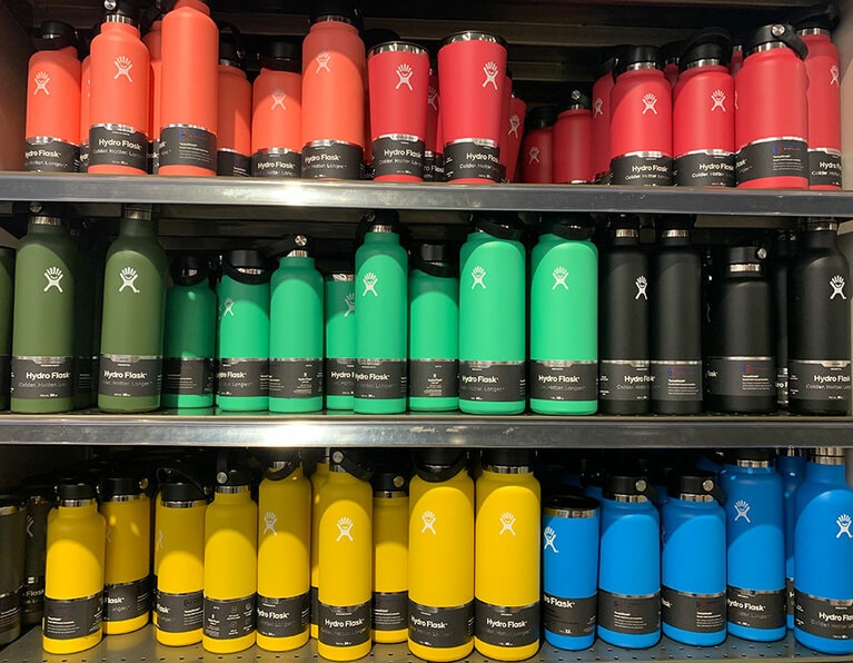 店頭に並ぶカラフルなマイボトル。