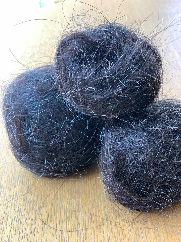 治療で抜けた髪を丸めたもの。