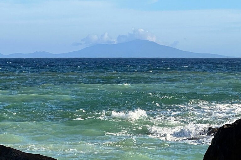 銭湯の富士山のごとく、お隣の屋久島の島影が。