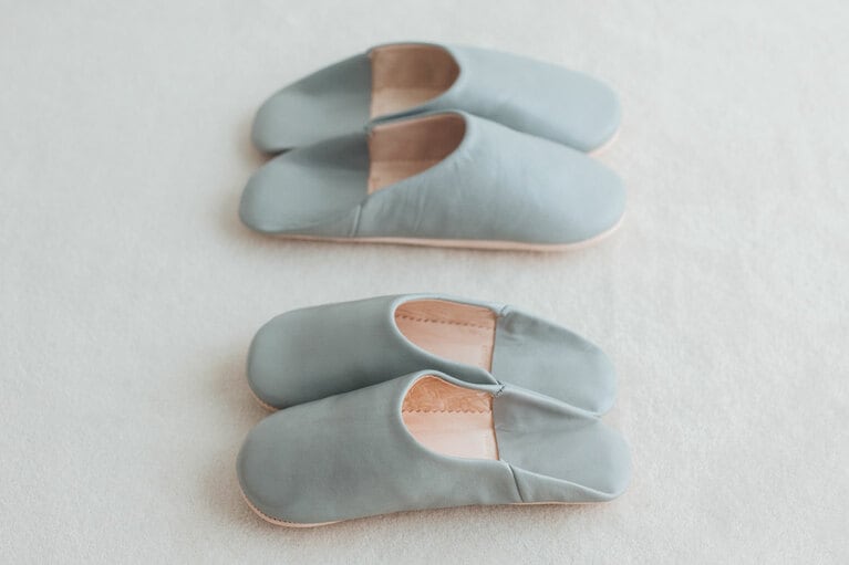 「シンプルバブーシュ」上から：グレー27cm 6,600円、23cm 5,280円／Fatima Morocco