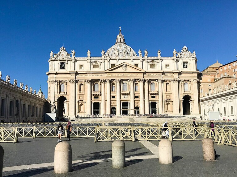 カトリックの総本山、ヴァチカンのサン・ピエトロ寺院も今は静寂の中に。
